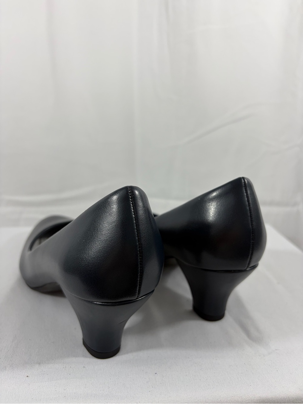 NWT Easy Street Women's 8 Navy Blue 2 Inch Heel Pumps - Picture 5 of 8